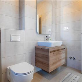 4 Bedroom Villa with Pool near Vodice town, Sibenik Riviera, sleeps 8